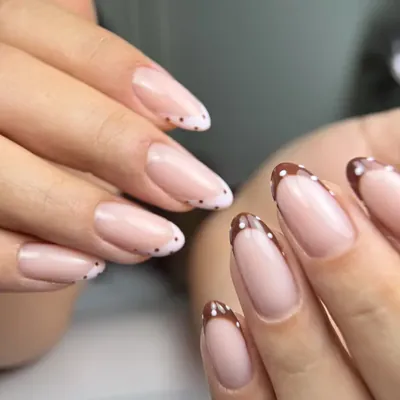 Uñas almendradas nude con francesa en tono cobre