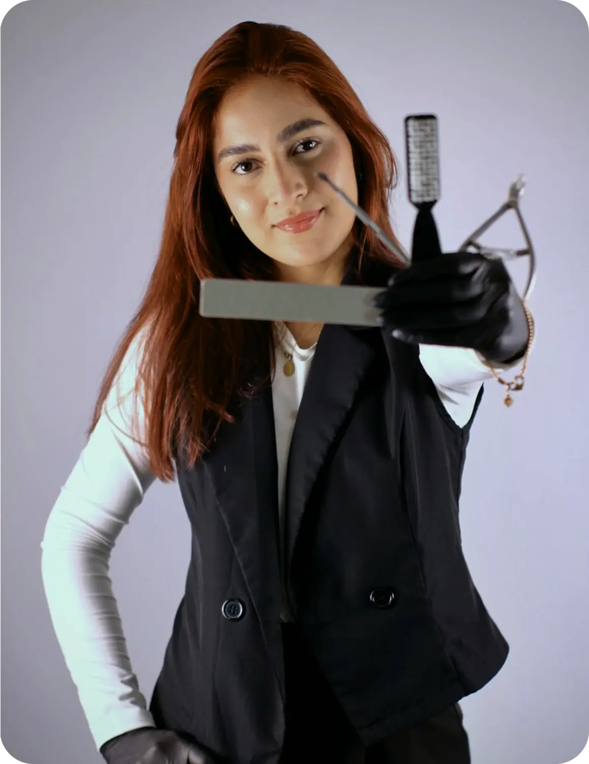Korina García en el estudio con su torno de manicura