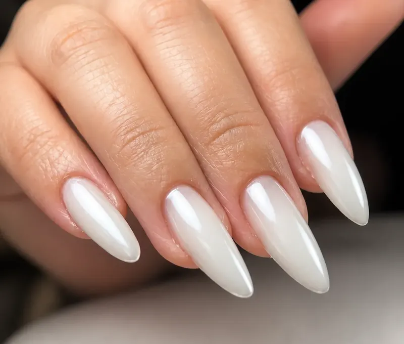 Uñas almendradas largas en blanco perlado