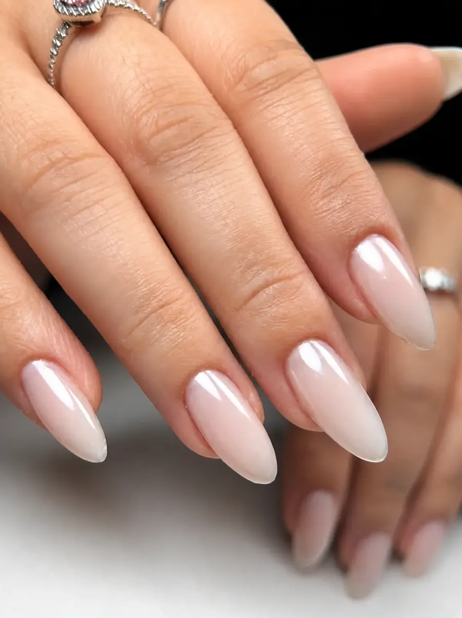 Uñas almendradas largas con acabado nacarado